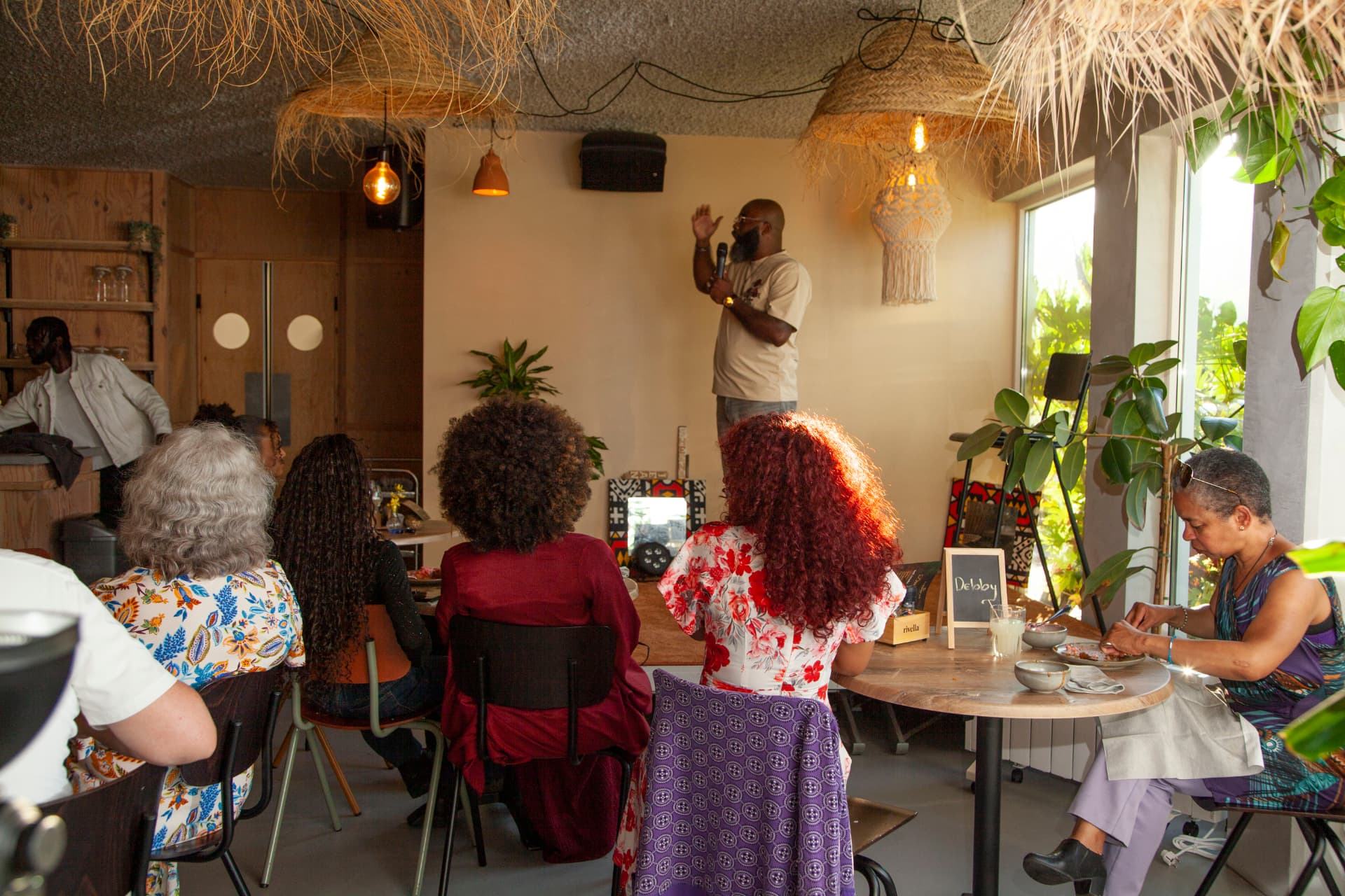 Gasten en de hostess genieten van een gezellige avond in Caribbean Taste of Paradise